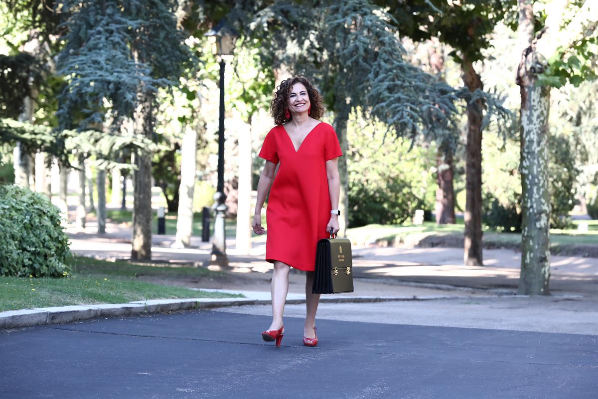 13/07/2021. The Minister for Treasury and Public Function, María Jesús Montero, walks through the gardens of La Moncloa